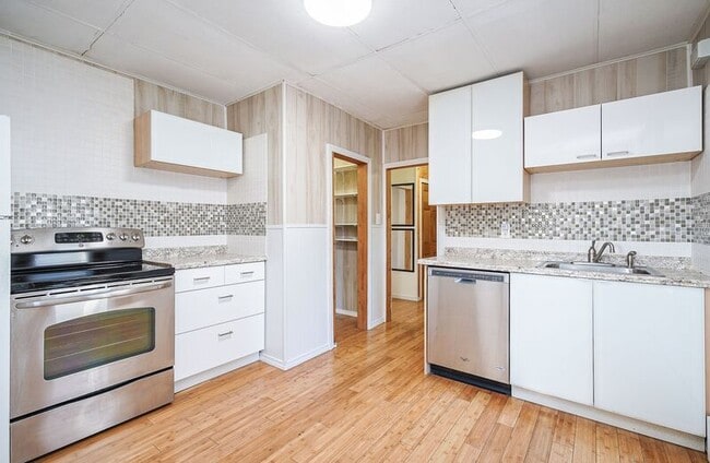 Building Photo - 146 Allen St