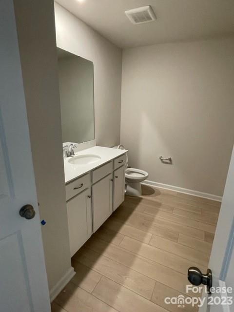 Building Photo - Newer town home available end of December!