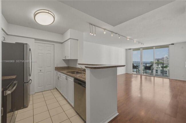 Building Photo - 1155 Brickell Bay Dr