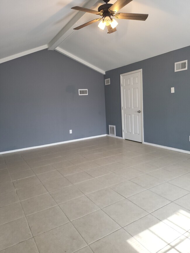 Building Photo - 2401 S Jackson Rd