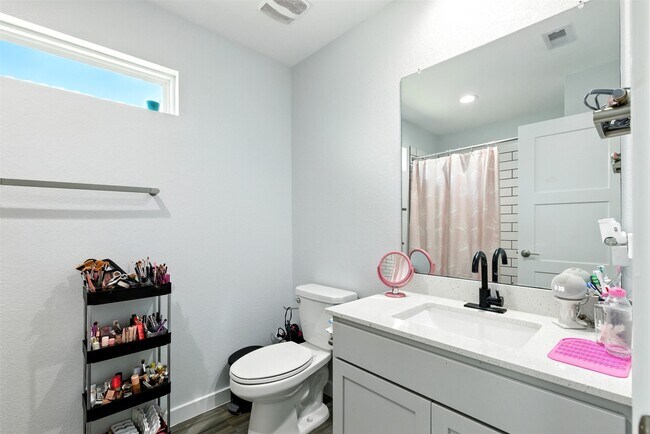 Building Photo - 14245 Lake Lodge Dr