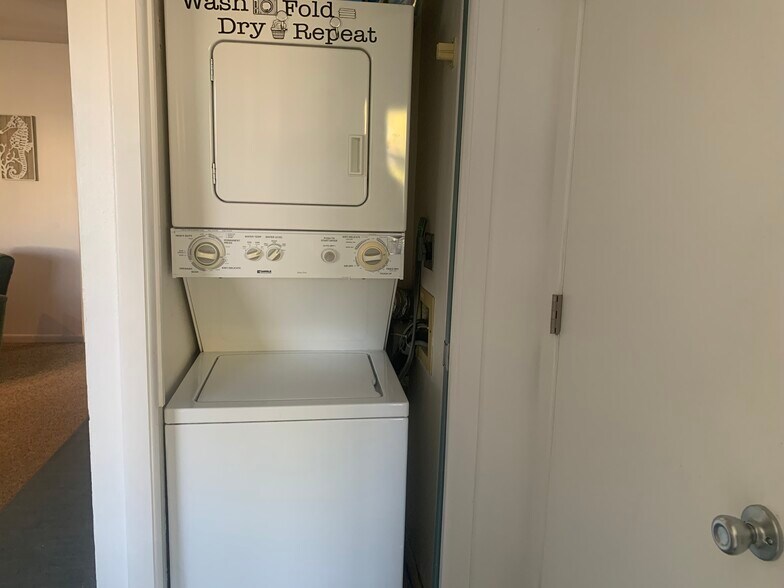 Building Photo - 1100 Capri Isles Blvd