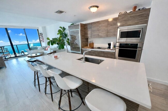 Building Photo - 460 NE 28th St