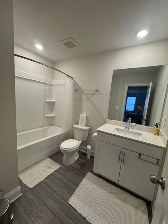 Building Photo - Beautiful newer home with 3 bedrooms, 2.5 ...