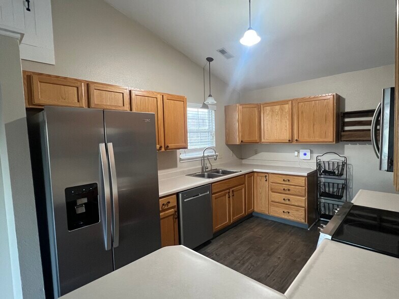 Kitchen - 227 Lakemoore St