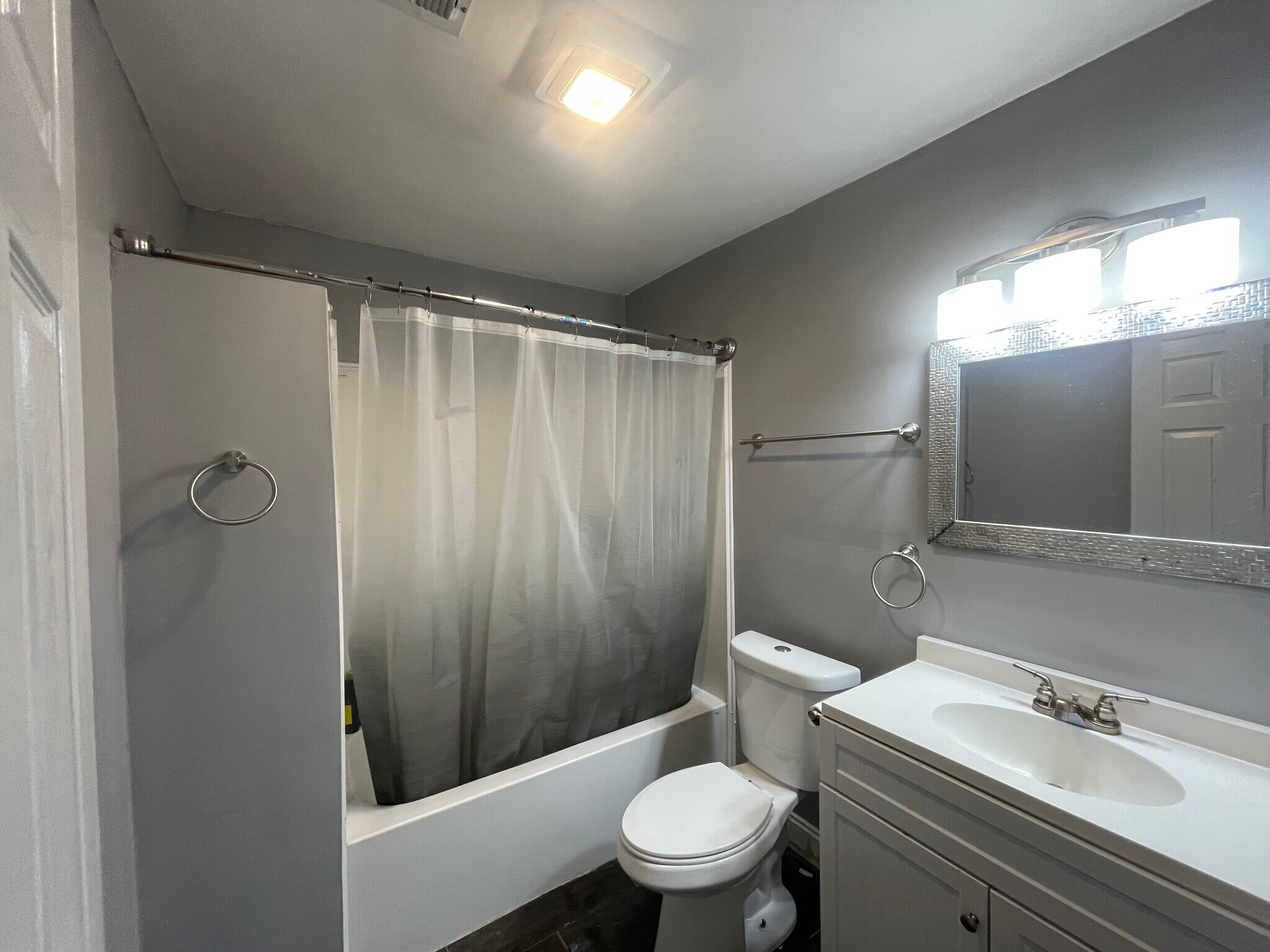 Master Bedroom Bathroom - Pic #1 (Full Bath) - 3801 Seaford Rd