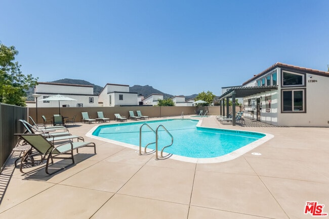 Building Photo - 1656 Palisades Dr