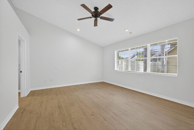 Building Photo - 12865 Meadowbend Dr