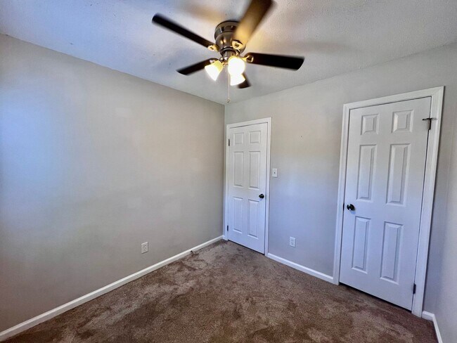 Building Photo - Gorgeous townhouse in the heart of Virgini...