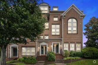 Building Photo - Commuter's Dream! Stylish 3-Bedroom Condo ...