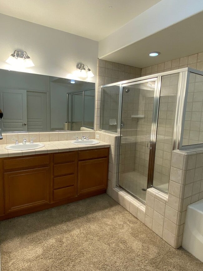 Building Photo - Beautiful Somerset Single Story Townhome N...