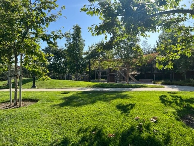 Building Photo - Desirable Eastwood Village Home