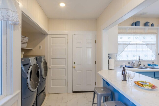 Building Photo - 640 S Columbia St