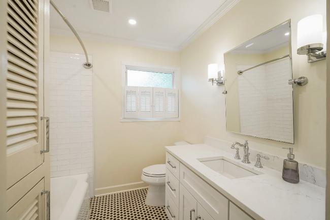 Building Photo - 555 Honore Dr
