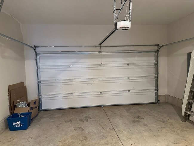 Building Photo - Newer 4 bedroom 2.5 bathroom house!