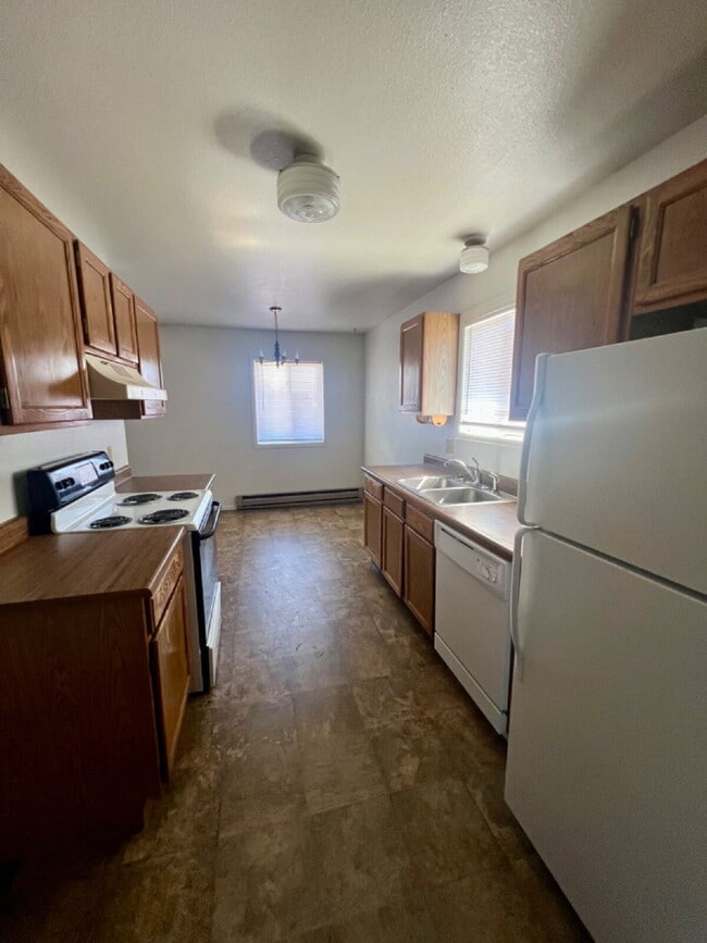 Building Photo - Upper level two bedroom, one bathroom clos...