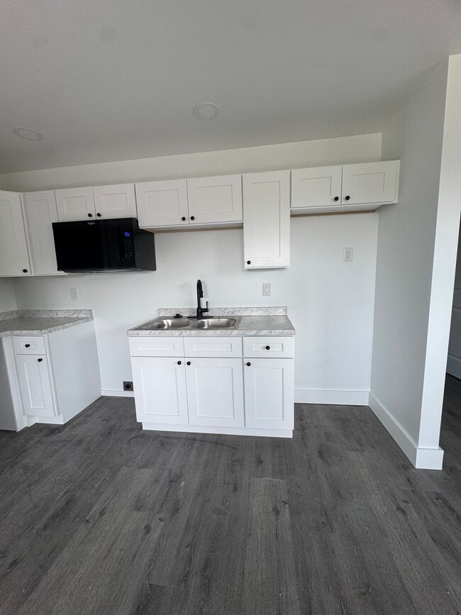 Building Photo - 1 Bed, 1 Bath Apartment