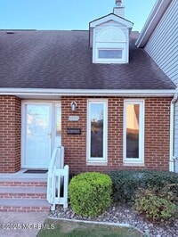 Building Photo - 25 Meadow Ave