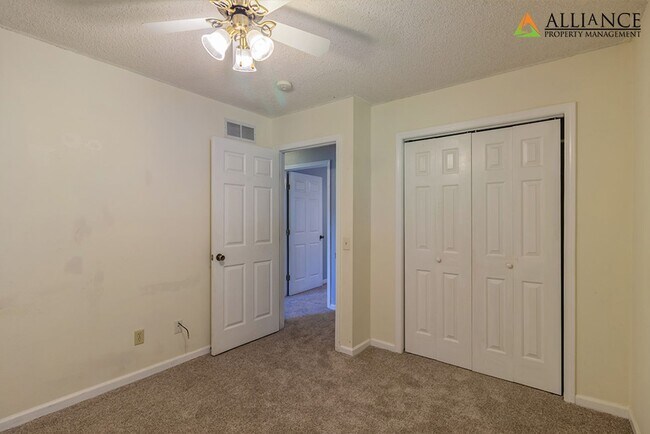 Building Photo - Spacious Rooms & Newer Carpet ~ Close to Downtown