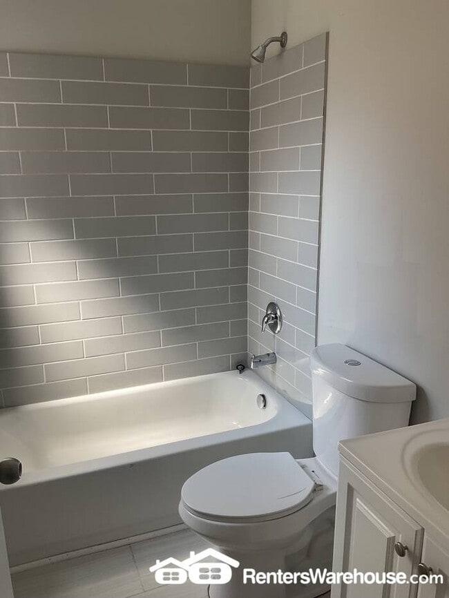 Building Photo - Completely Renovated New and Open Concept ...