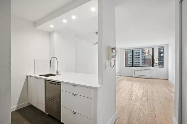 Building Photo - 30 W 61st St
