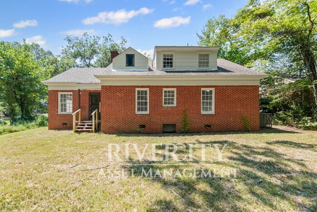 Building Photo - HUGE 4 BED 2 BATH PROPERTY!!!!!! SECTION 8...