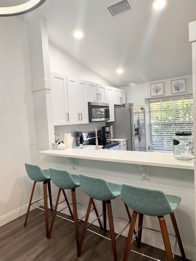 Building Photo - Welcome to Your Dream Home in the Heart of Largo!