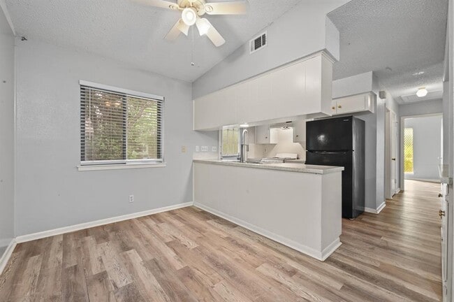 Building Photo - 8910 Little Walnut Pkwy