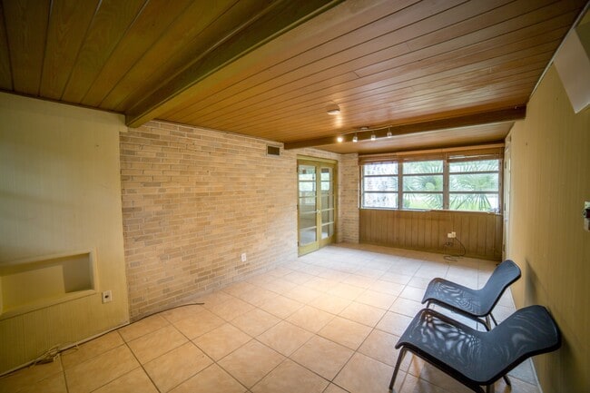 Building Photo - 2235 NW 5th Pl