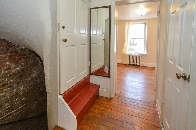 Building Photo - Gorgeous 3-Bedroom Townhouse in Washington Square West! Available mid-July!