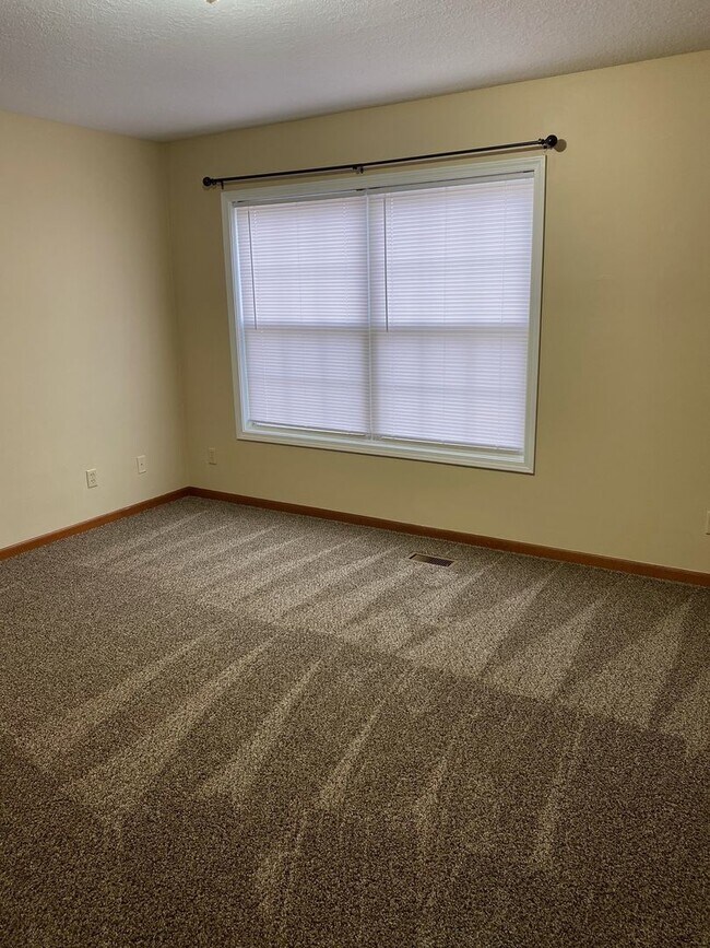 Building Photo - New Listing!