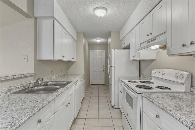 Building Photo - 8904 Pineridge Dr