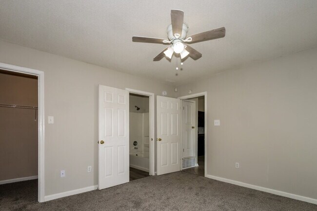 Building Photo - 5378 Russell Dr