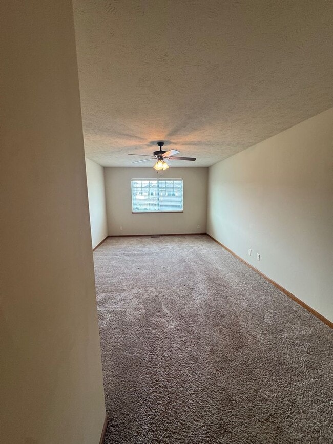 Building Photo - Spacious 3-Bedroom Townhome in Prairie Vil...
