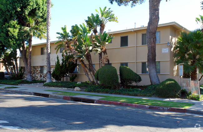 Primary Photo - Hyde Park Apartments