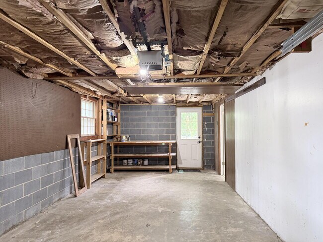 Building Photo - 725 Wildflower Ln