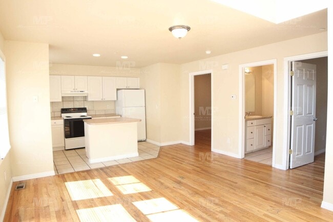 Building Photo - 320 W Laurel St