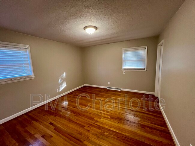 Building Photo - 528 Carolina Ave N