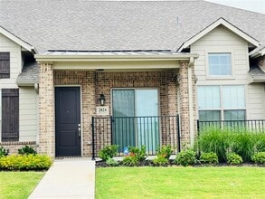 Building Photo - 2824 Applewood Wy