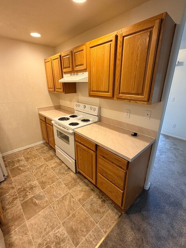 Building Photo - *Half-Off 1st Month's Rent!* Large Three Bedroom Duplex in Keizer