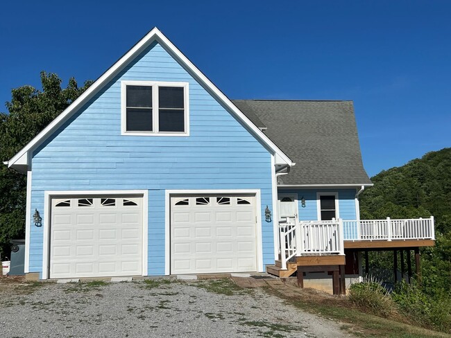 Building Photo - Spacious Home in Hendersonville, NC