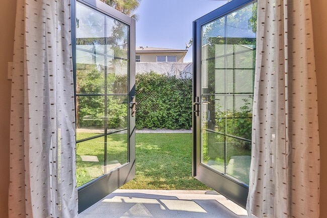 Building Photo - 6027 Comey Ave