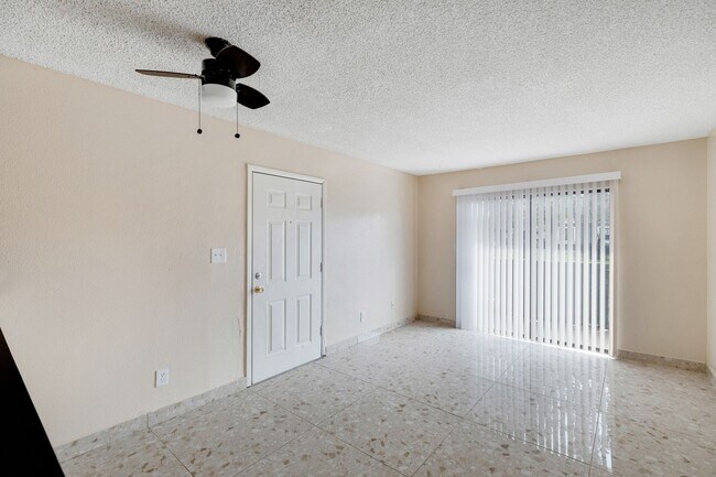 Building Photo - Spacious Studio On The First Floor!