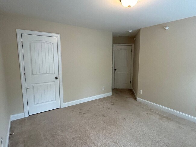 Building Photo - End Unit 3 Bed | 2.5 Bath Townhouse in Cha...