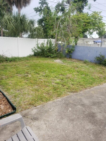 Yard - 6001 Cresthill Dr