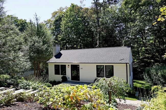 Building Photo - 245 Great Hill Rd