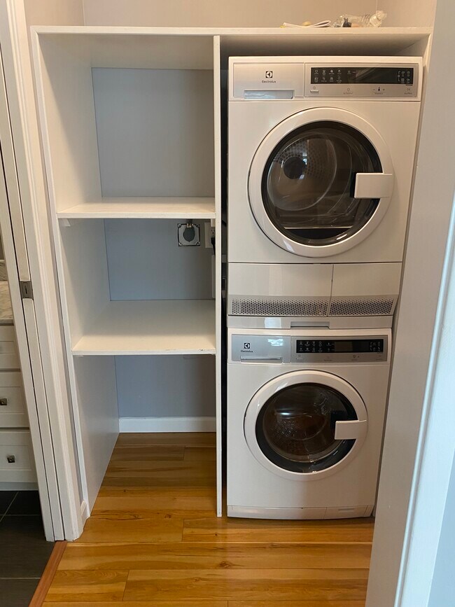 Built in washer/dryer - 666 Oakland Ave