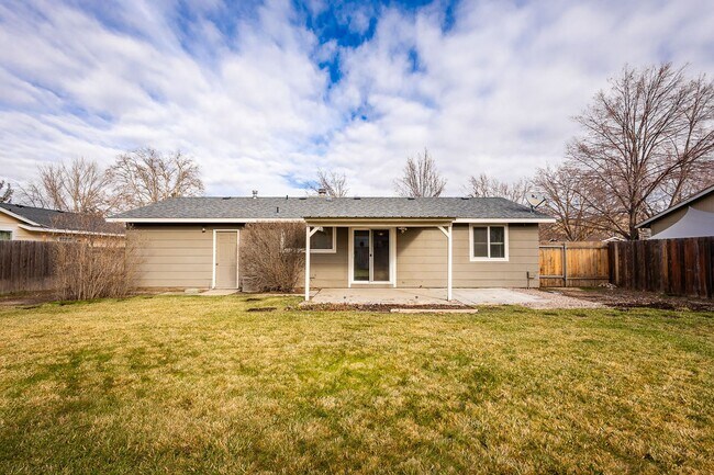 Building Photo - Renovated 2 bedroom 1 bathroom home