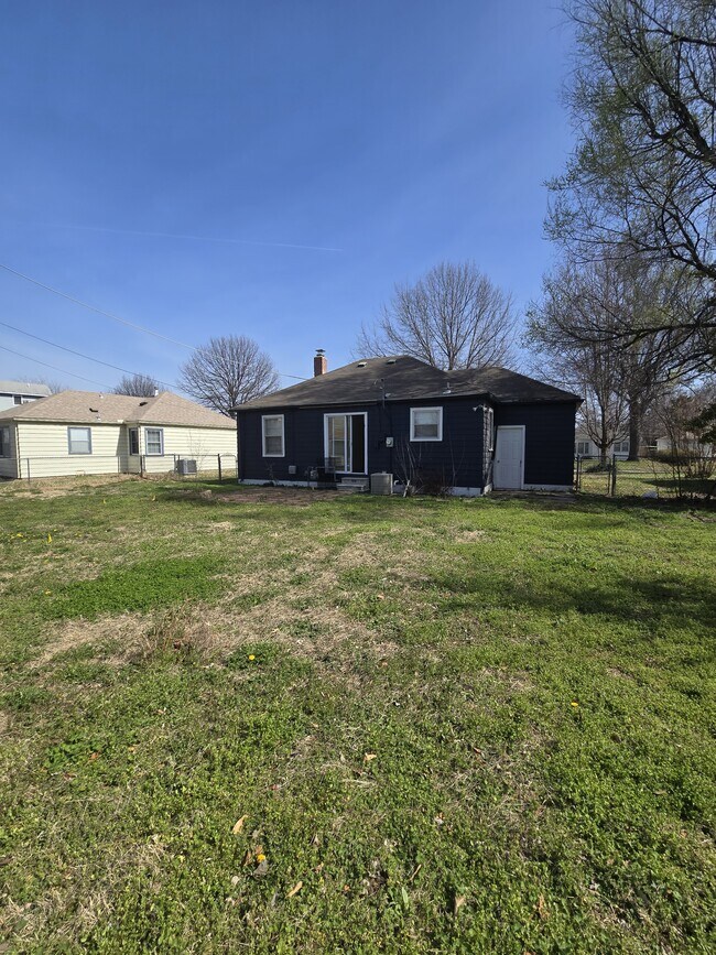 Building Photo - 2248 E Aloma St