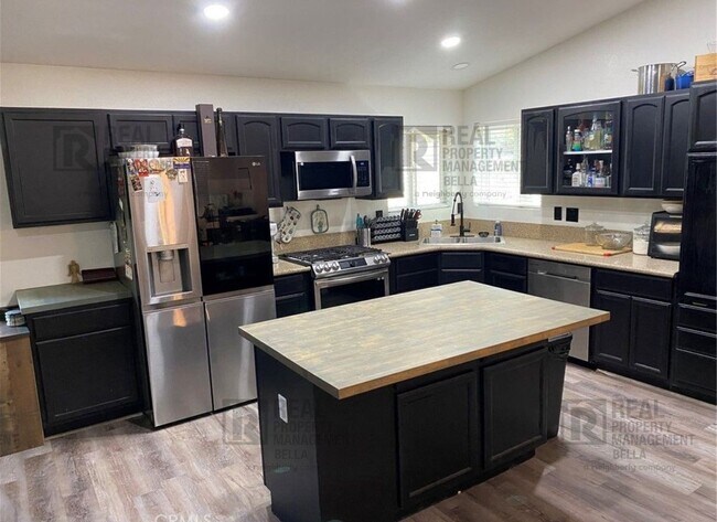 Building Photo - Spacious 2-Bedroom Home on Expansive Lot i...